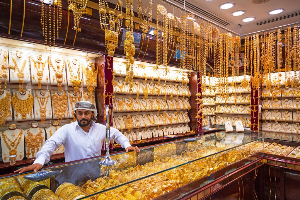Cửa hàng vàng là nơi du khách không thể bỏ qua ở Dubai. Được mệnh danh là 'thành phố vàng', Dubai bày bán vàng la liệt tại các cửa hàng trên đường phố hay trong những khu chợ. (Ảnh: Dubai living).